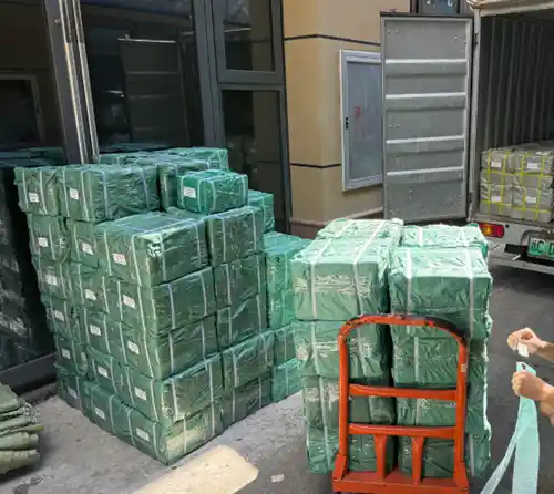 Asiakaskaapin laitteistotilaus pakattu ja valmiina lähetettäväksi